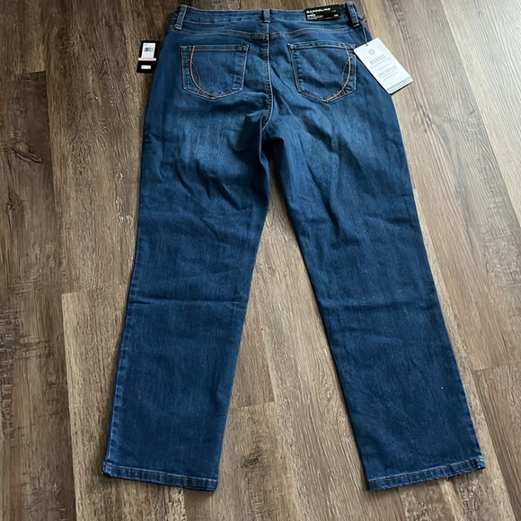 Womens Bandolino Mandie Straight Short Jeans - Picture 9 of 9